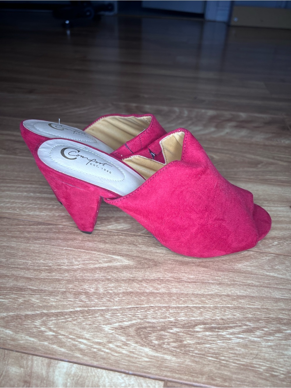 Comfort Red Faux Suede Peep Toe Mule Heels Size 6 Women’s Slip On Block Heel